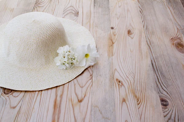 Strand hoed met witte bloem — Stockfoto