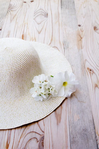 Chapéu de praia com flor branca — Fotografia de Stock