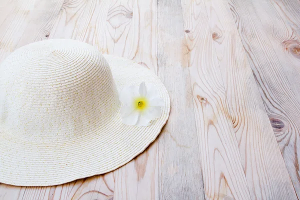 Strandhut mit weißer Blume — Stockfoto