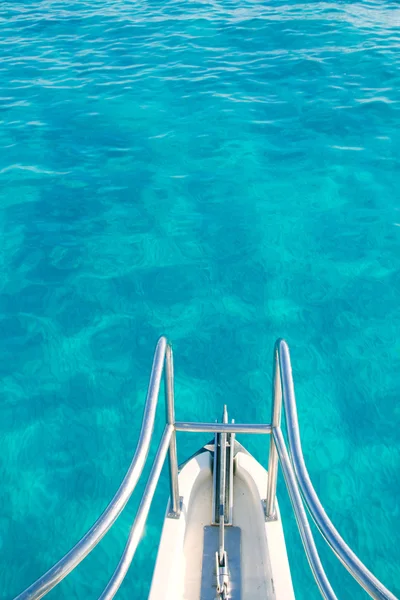 Boat bow in transparent turquoise water — Stock Photo, Image