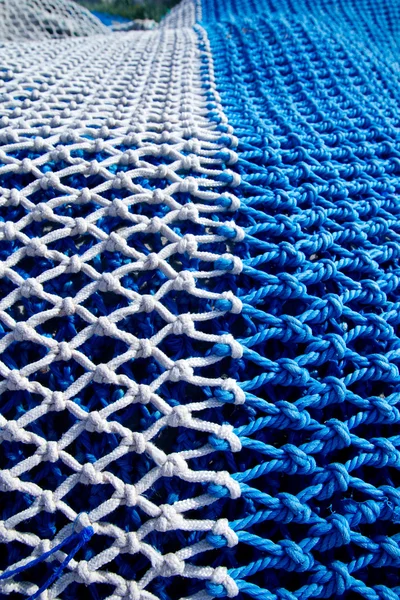 Синьо-білі рибальські ніжки з мотузковими вузлами — стокове фото