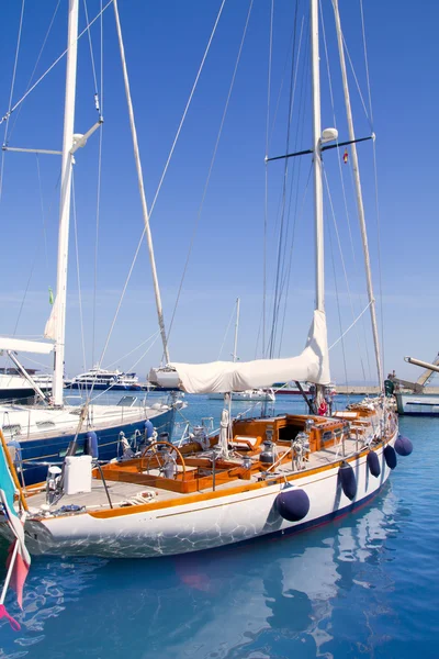 Luksusowe jachty w formentera marina — Zdjęcie stockowe