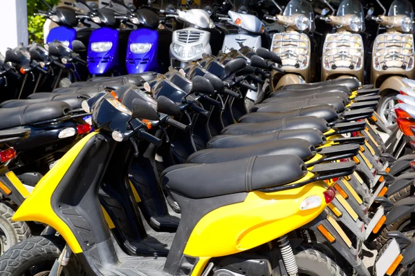Noleggio bici scooter in fila shop — Foto Stock