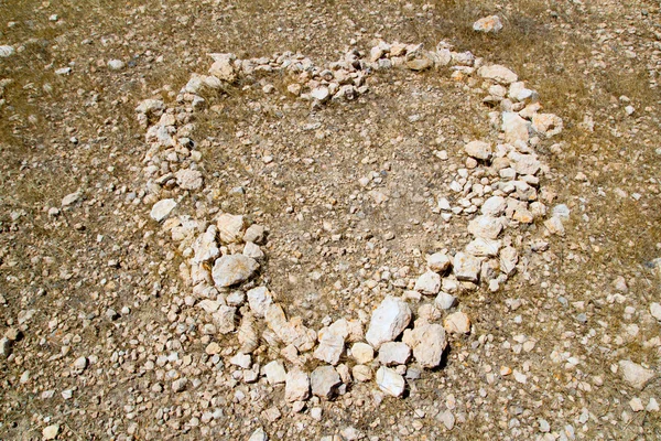 Форма сердца как символ любви из камней — стоковое фото