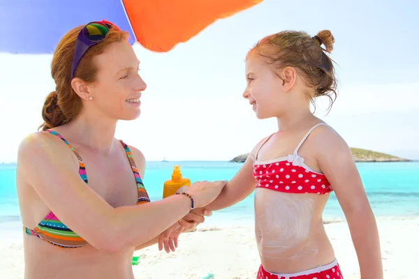 Kızı ve annesi Beach güneş kremi ile — Stok fotoğraf