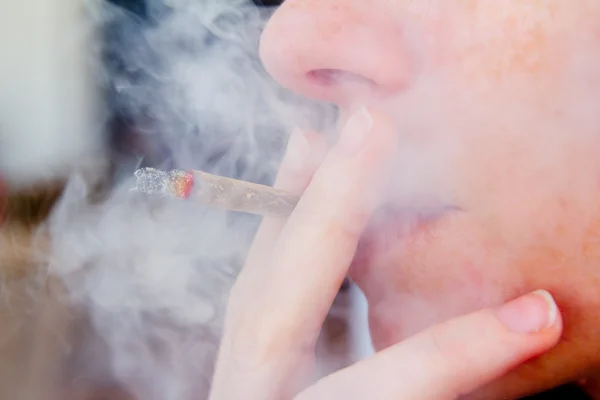 Joint mit Rauch geraucht — Stockfoto