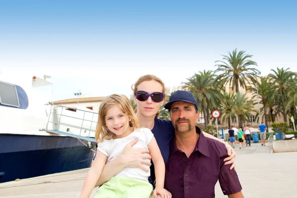 Familjen turist i ibiza stad hamn — Stockfoto