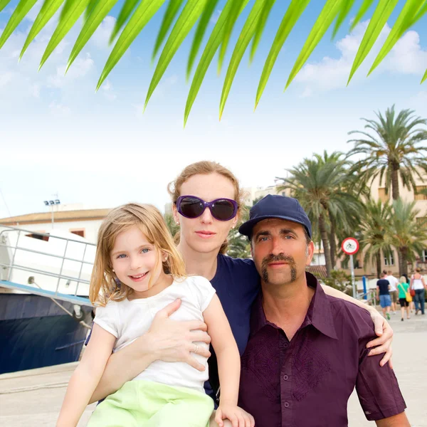 Tourisme familial dans le port de la ville d'Ibiza — Photo