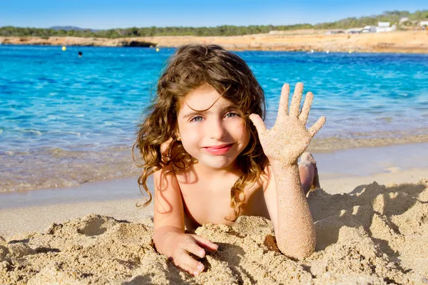 Little girl greeting hand gesture in sandy beach — Stock Photo, Image