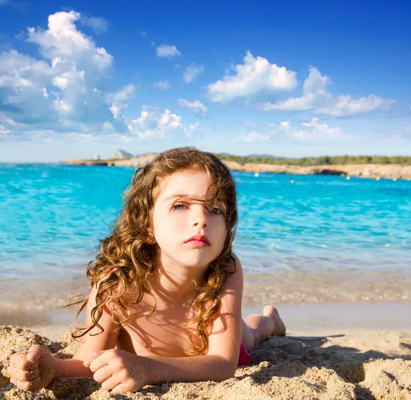 Vacker liten flicka i sandiga stranden på ibiza — Stockfoto