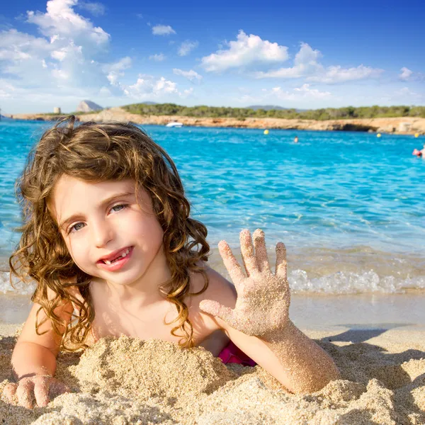 Little girl greeting hand gesture in sandy beach — Stock Photo, Image