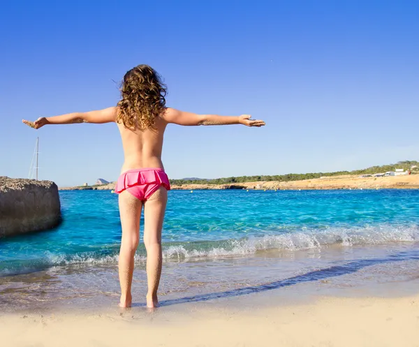 Meisje achterste uitzicht op het strand in san antonio Ibiza — Stockfoto