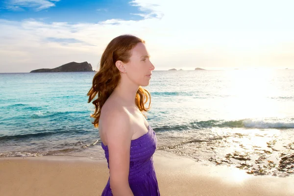 Ibiza flicka vid solnedgången i cala conta san antonio — Stockfoto