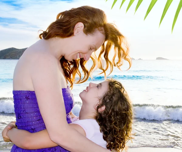 Hija y madre se abrazan en la playa de Ibiza — Foto de Stock