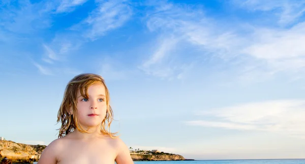 Blond liten flicka stående i ibiza beach — Stockfoto