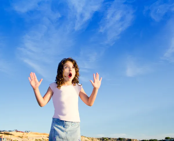 Flicka öppna armar utomhus under blå himmel — Stockfoto