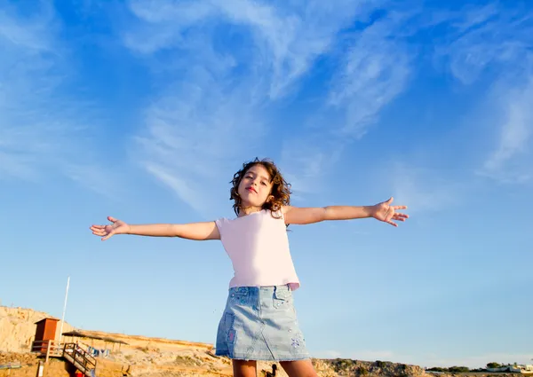 Girl open arms outdoor under blue sky — Stock Photo, Image