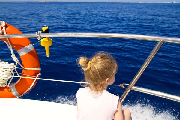 Blond liten tjej bakifrån segling i båt — Stockfoto
