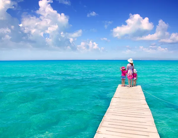 女儿和母亲在码头上热带海滩 — 图库照片