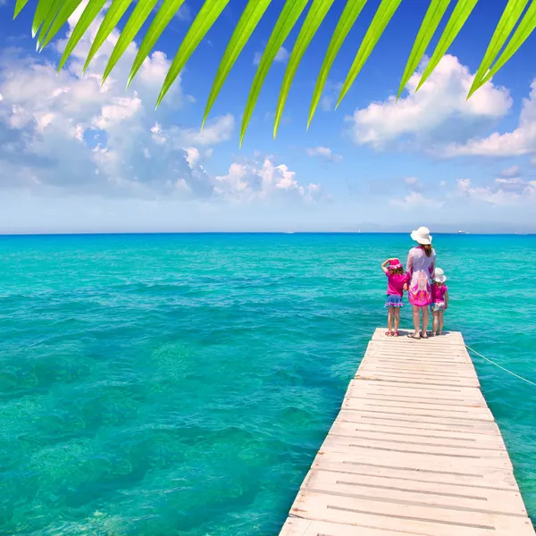Tropik sahil iskelede anne ve kızı — Stok fotoğraf