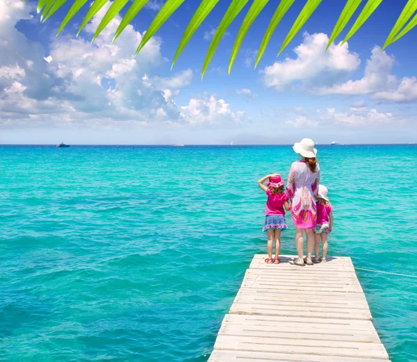Tropik sahil iskelede anne ve kızı — Stok fotoğraf