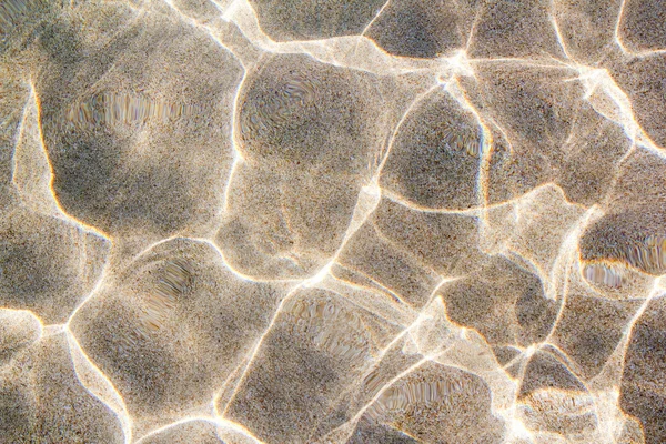 Волны на песчаном дне пляжа — стоковое фото