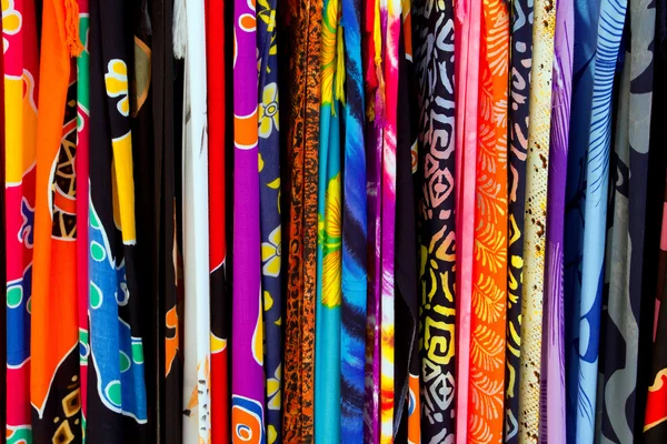 Tecidos indianos coloridos em uma linha — Fotografia de Stock