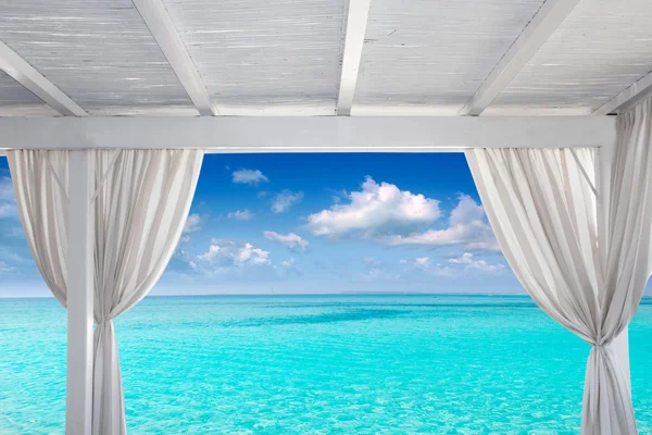 Pavillon weiß in tropischer Karibik Strand — Stockfoto