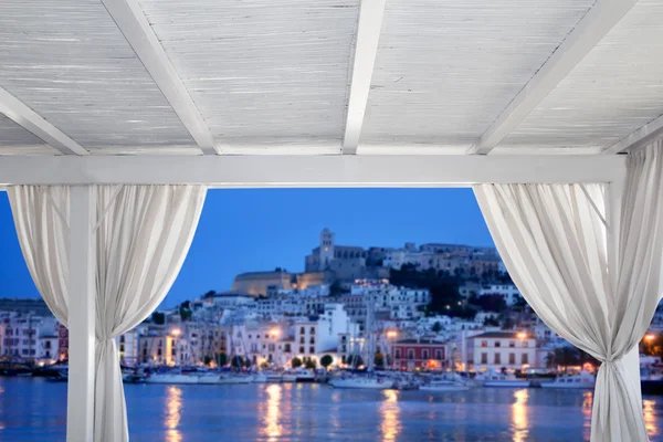 Ibiza byudsigt fra hvid havepavillon - Stock-foto
