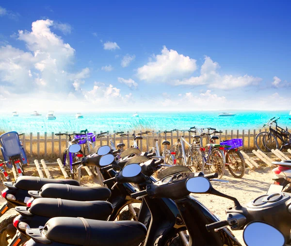 Cyklar parkering på formentera beach — Stockfoto