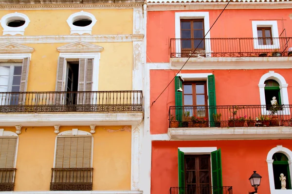 颜色房子在伊维萨岛镇 — 图库照片