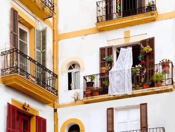 Witte huizen in ibiza stad van Balearen — Stockfoto