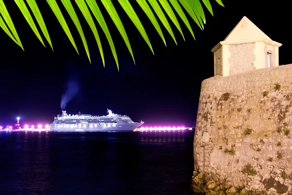エイビッサ泊クルーズ船ライトとタワー — ストック写真