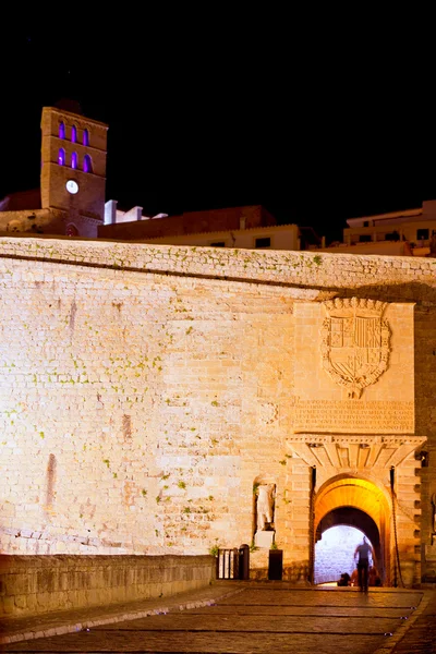 Ibiza castelo noite luzes com forte porta principal — Fotografia de Stock