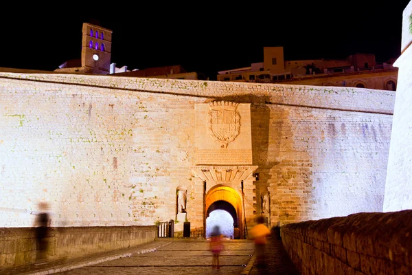 Ibiza castillo luces de noche con puerta principal fuerte —  Fotos de Stock