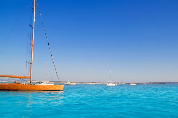Veleiros ancorados na praia turquesa Formentera — Fotografia de Stock