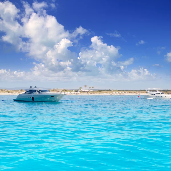Barche a motore ancorate a Formentera Illetes — Foto Stock