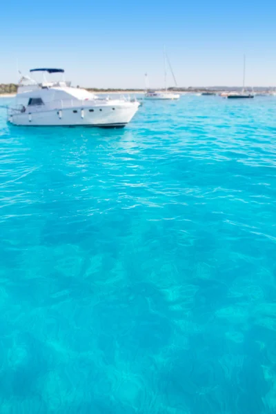 Formentera illetes içinde bağlantılı motorbot — Stok fotoğraf