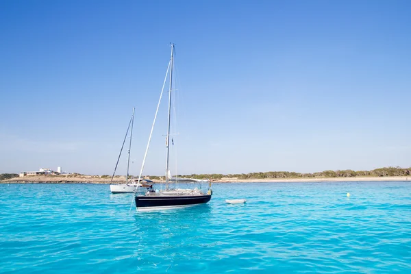 Förankrade segelbåtar i turkos formentera beach — Stockfoto