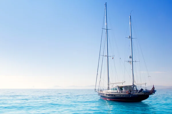 Anchored sailboats in turquoise Formentera beach — Stock Photo, Image