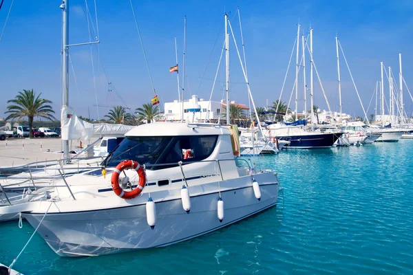 Boote in der Marina von Formentera festgemacht — Stockfoto