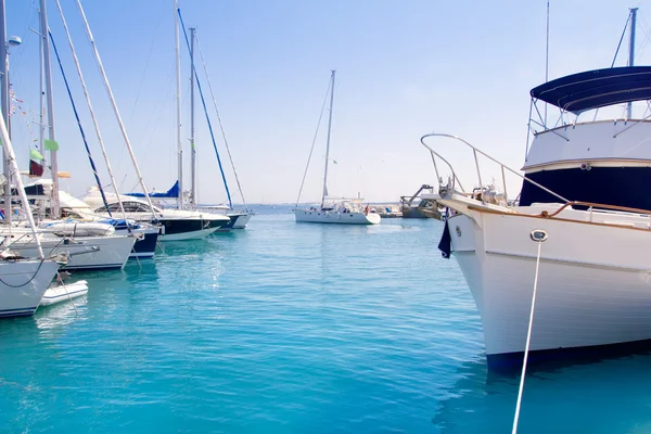 Luksusowe jachty w formentera marina — Zdjęcie stockowe