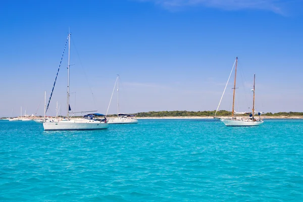 Barche a vela ancorate in spiaggia turchese Formentera — Foto Stock
