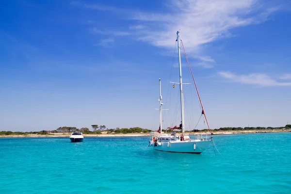 Barche a vela ancorate in spiaggia turchese Formentera — Foto Stock
