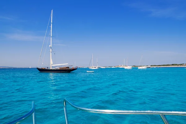 Förankrade segelbåtar i turkos formentera beach — Stockfoto