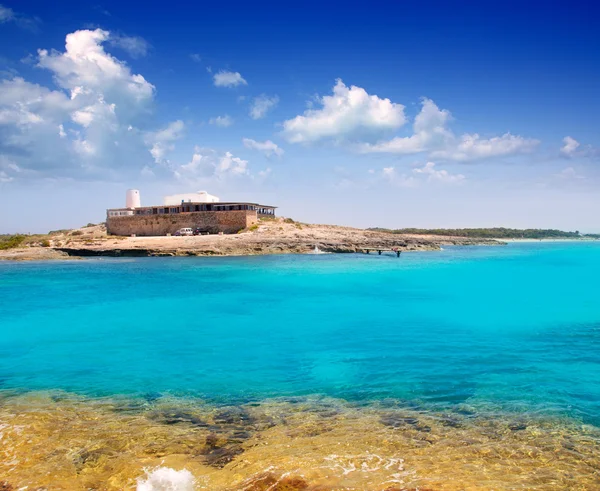 Felsiges Ufer des türkisfarbenen Meeres von Formentera — Stockfoto