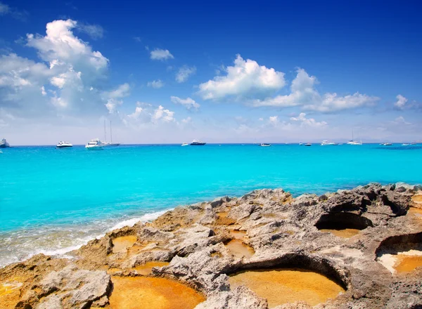 Costa rochosa de formentera mar azul-turquesa — Fotografia de Stock