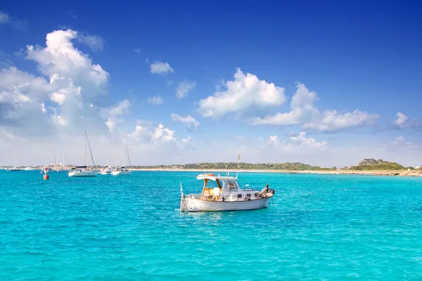 Ibiza yakınındaki formentera illetes llaut beyaz tekne — Stok fotoğraf