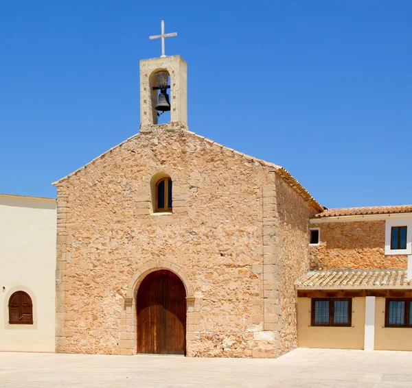 Sant ferran kostel a zvonice v formentera — Stock fotografie