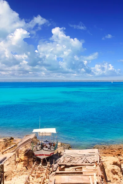 Formentera es Baran plaży z tradycyjną łodzią — Zdjęcie stockowe